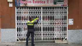 Un policía local precinta uno de los prostíbulos encubiertos / AYUNTAMIENTO DE MATARÓ