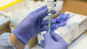 Profesional sanitario prepara una dosis de la vacuna de AstraZeneca contra el coronavirus / EUROPA PRESS
