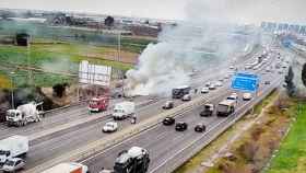 Columna de humo provocada por el vehículo incendiado en la C-32 a la altura de Sant Boi de Llobregat (Barcelona) / TRÀNSIT