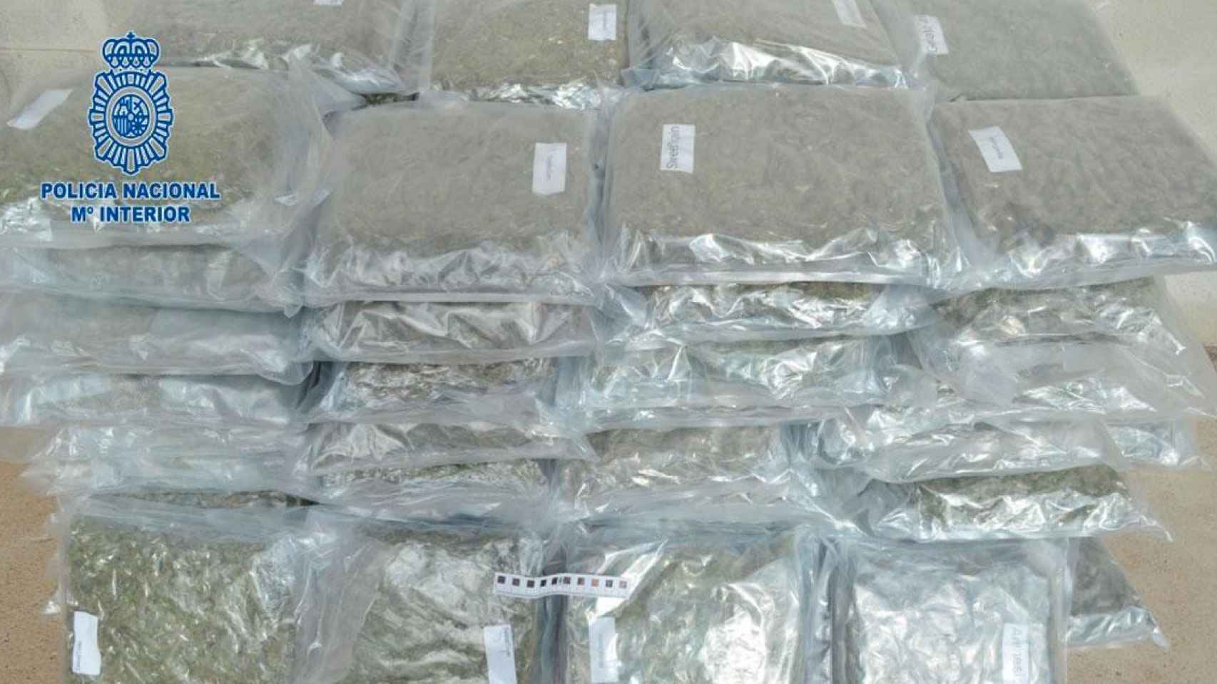 Los 80 kilos de marihuana que transporta un conductor en el doble fondo de su camión / POLICÍA NACIONAL