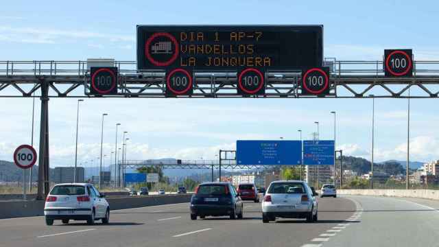 Varios coches circulando en una autopista