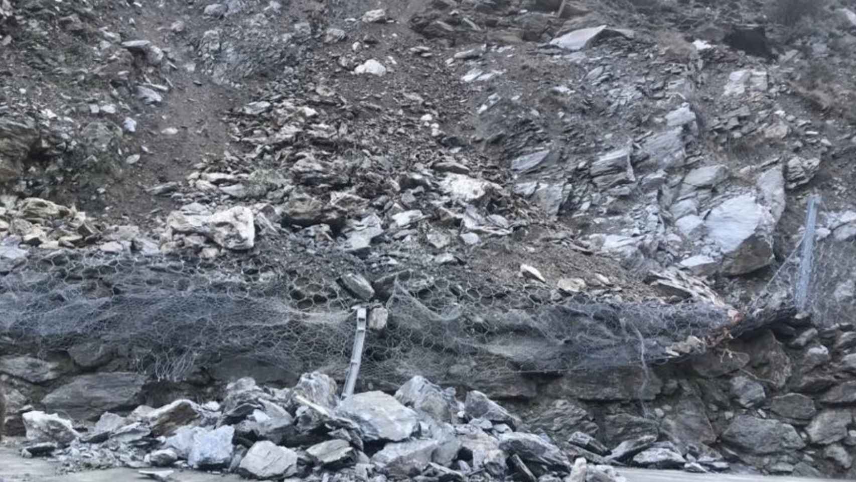 Desprendimiento de rocas en la C-13, que abrirá al tráfico esta tarde / TERRITORI