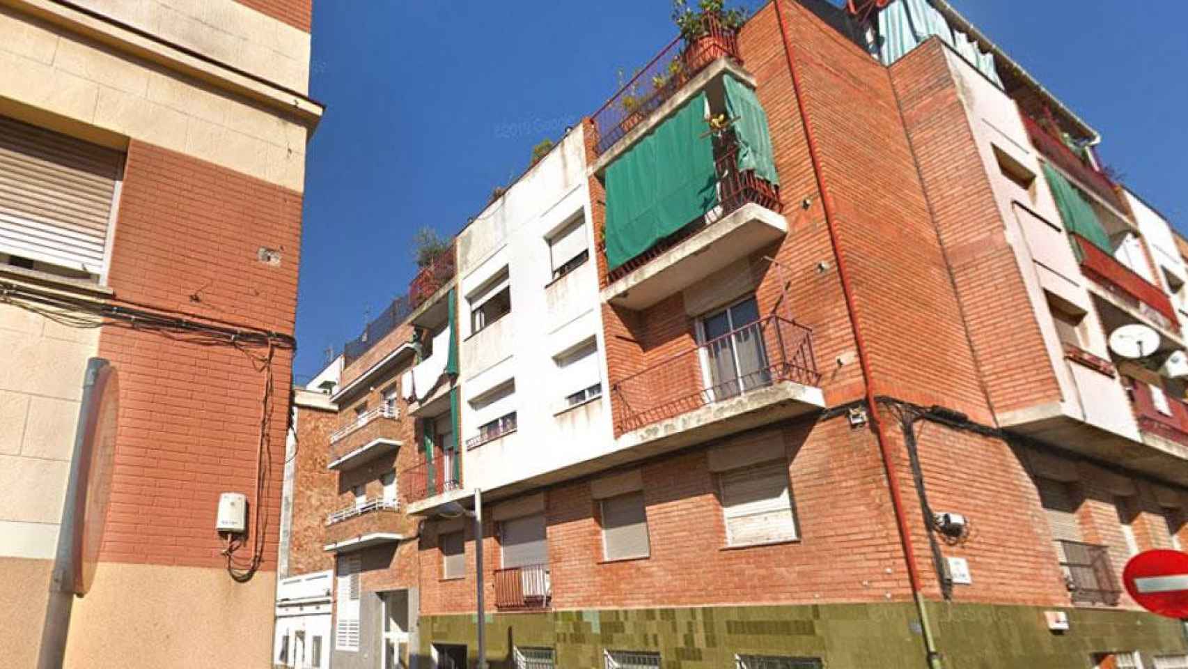 Un edificio de la calle Barri Vermell de Barcelona, donde ha muerto el trabajador / GOOGLE MAPS
