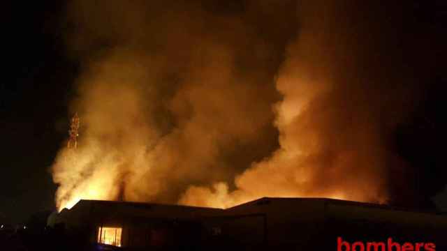 La fábrica de Tarragona en llamas / BOMBERS