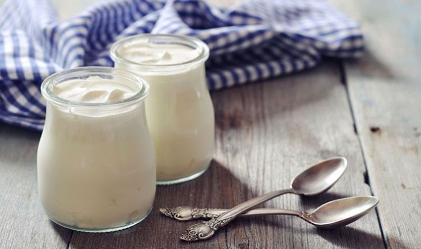 Una foto de archivo de dos yogures, uno de los diez alimentos que se puede comer pasada la fecha de caducidad
