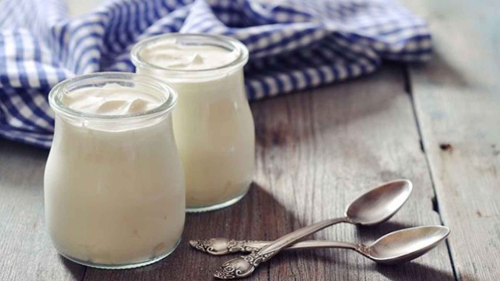 Una foto de archivo de dos yogures, uno de los diez alimentos que se puede comer pasada la fecha de caducidad