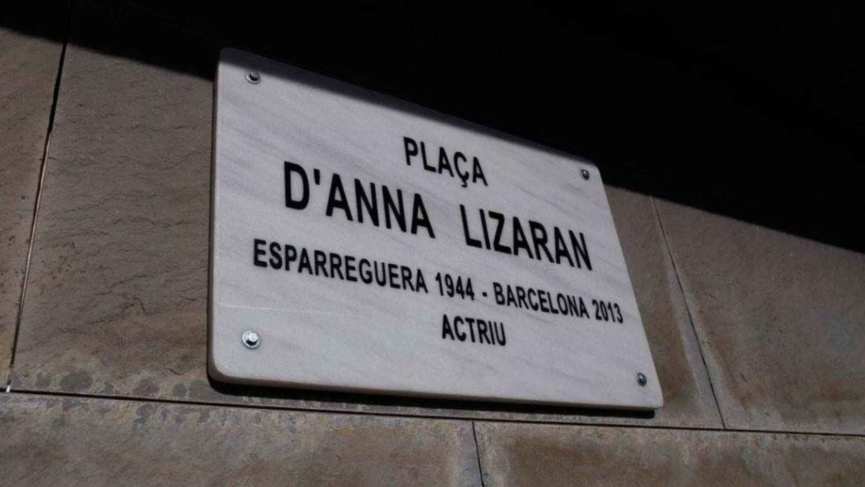 Placa de la plaza de Anna Lizaran, en Barcelona / TWITTER