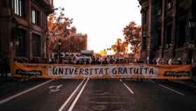 Grupo de estudiantes protestan en Via Laietana (Barcelona) por la reducción de tasas / @FDE_CATALUNYA
