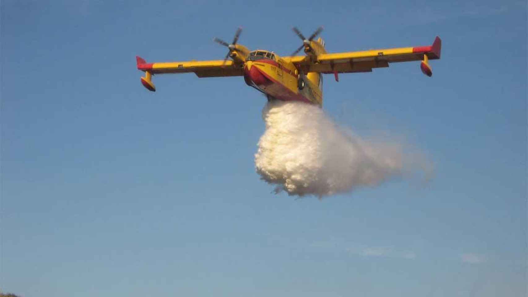 Un avión contra incendios que controlará el fuego en Grecia