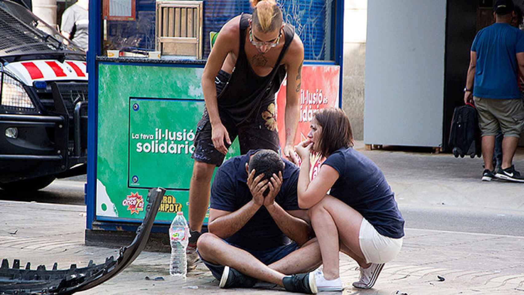 Unos jóvenes desesperados junto al lugar del ataque yihadista contra Barcelona / EFE