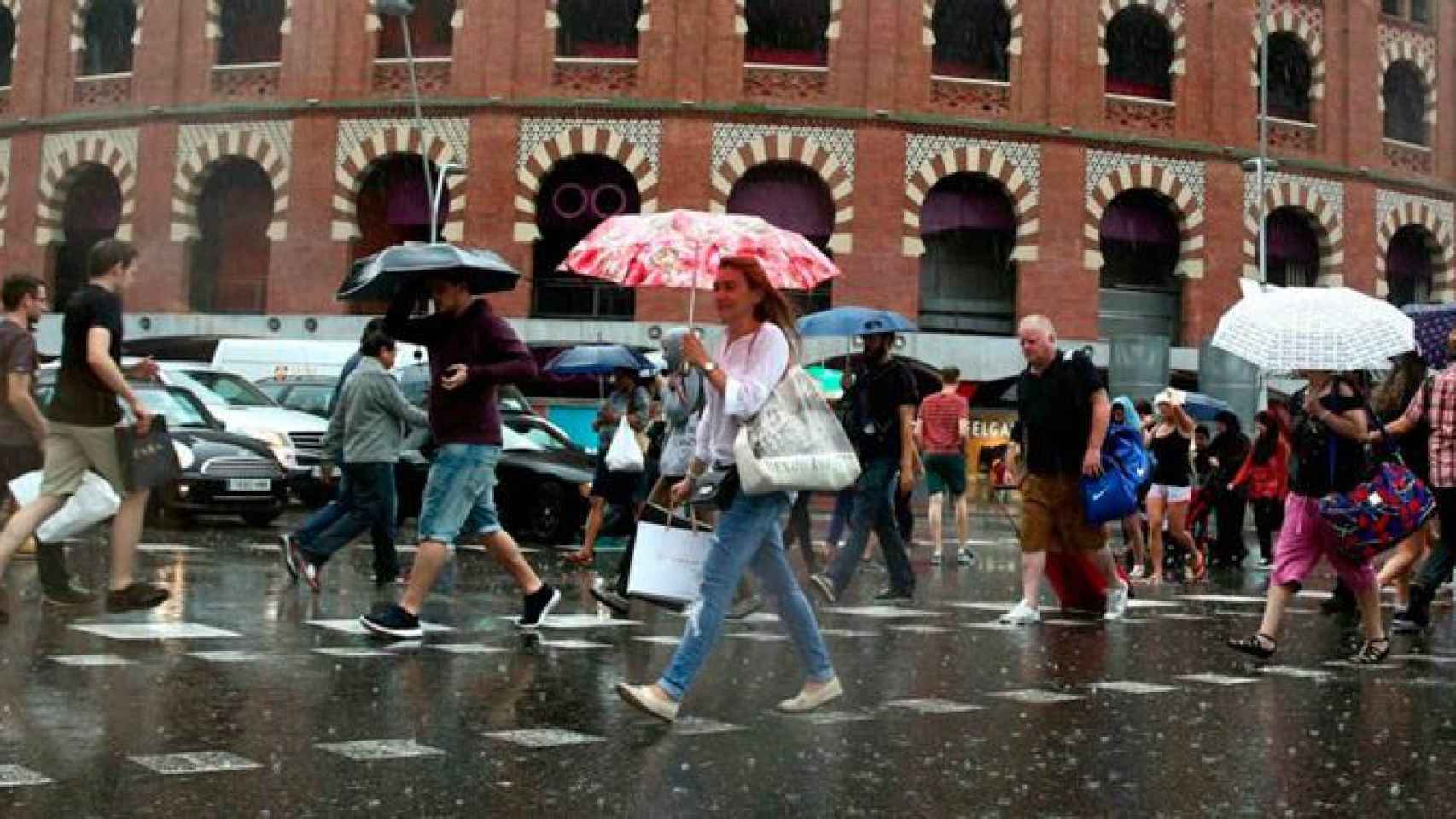 Un día de temperaturas bajas y lluvia en Barcelona / EFE