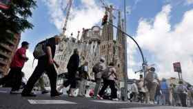 Un grupo de turistas camina hacia la Sagrada Familia de Barcelona / EFE