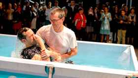 Un miembro de los Testigos de Jehová recibiendo el tradicional bautizo del culto / CG