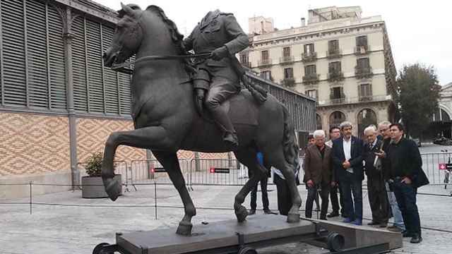 Gerardo Pisarello observa la estatua de Franco en la inauguración de la exposición / CG