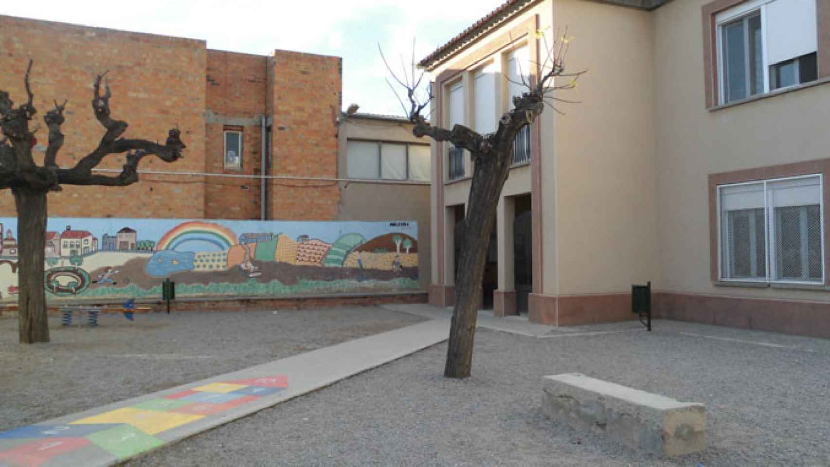 Patio de la escuela Santa Creu de Calafell (Tarragona), afectada por legionela / CG