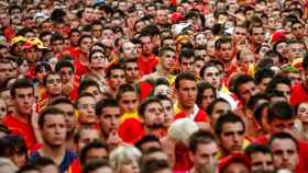 Aficionados a la selección española presencian un partido de la Roja en Barcelona.