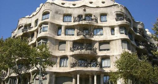 Arquitectura de Gaudí en la ciudad de Barcelona / Peter Thomas EN PIXABAY
