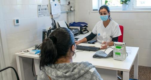 Una doctora atiende a una paciente en un centro de Atención primaria de Cataluña /