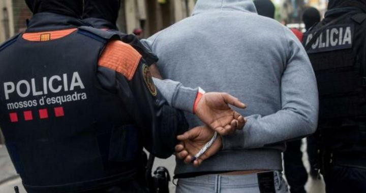 Agentes de los Mossos d'Esquadra con un detenido en Barcelona / EFE
