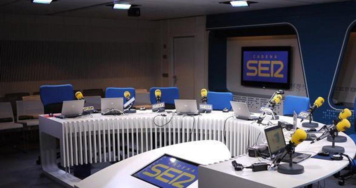 Un estudio de la Cadena SER, radio que forma parte del Grupo PRISA / SER
