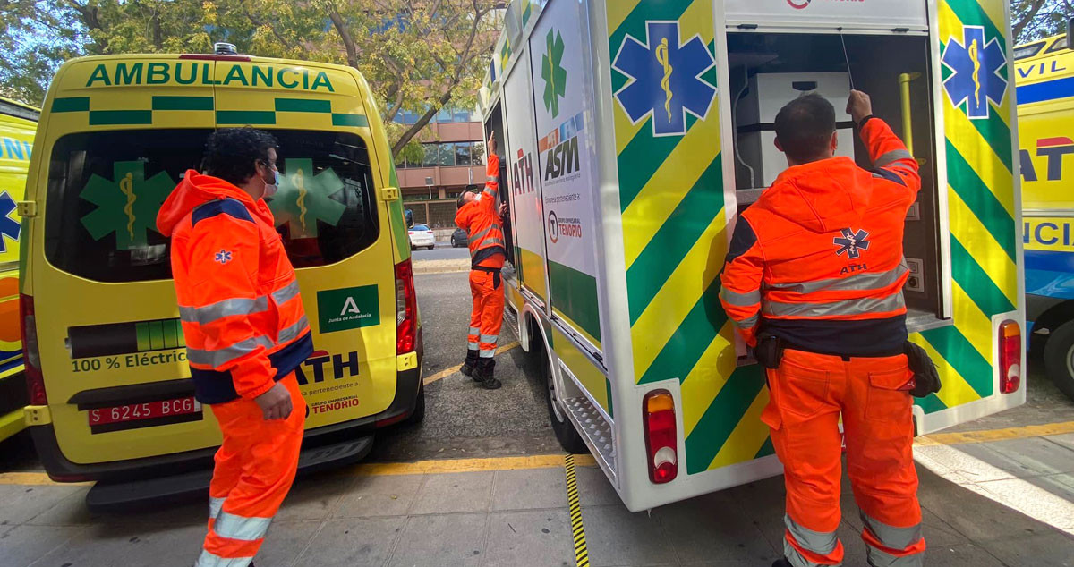 Dos empleados de Ambulancias Tenorio, con dos vehículos de transporte sanitario / Cedida