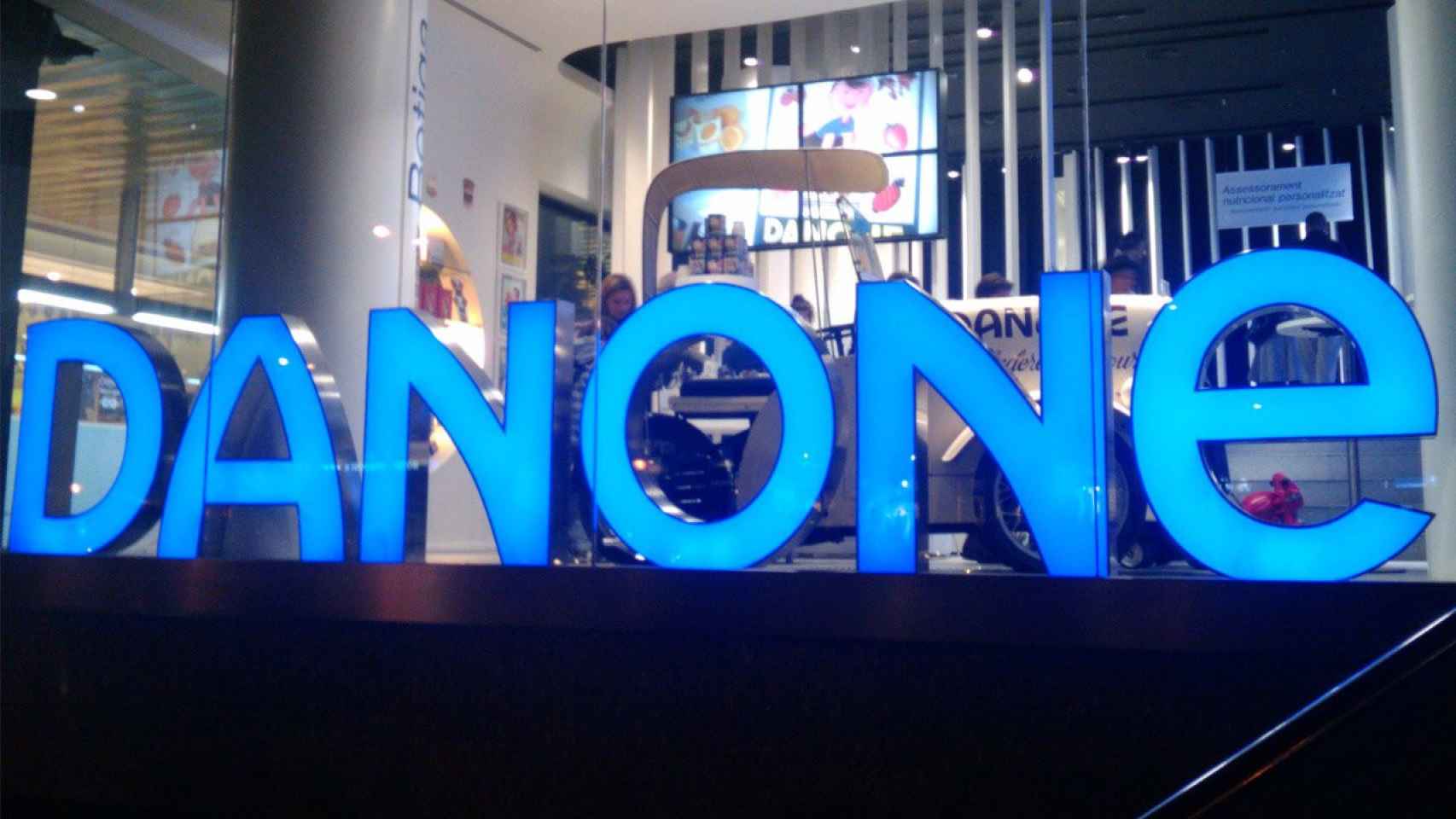 Rótulo luminoso de la marca Danone, una de las marcas más reputadas / EFE