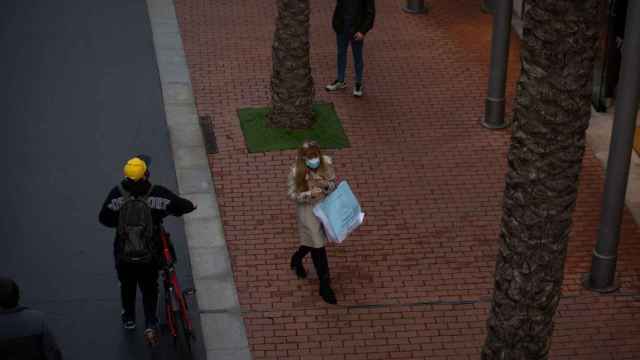 Clientes pasean por el centro comercial La Maquinista, que también pide su reapertura inmediata / EP