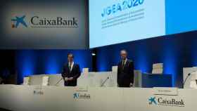 El consejero delegado de Caixabank, Gonzalo Gortázar (izq.), y el presidente, Jordi Gual / EP