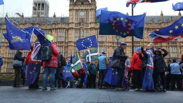 Manifestantes contrarios al brexit a las puertas del parlamento británico / EUROPA PRESS