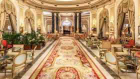 Imagen del icónico 'hall' del Hotel Palace Barcelona, un cinco estrellas gran lujo que ahora está en venta / CG