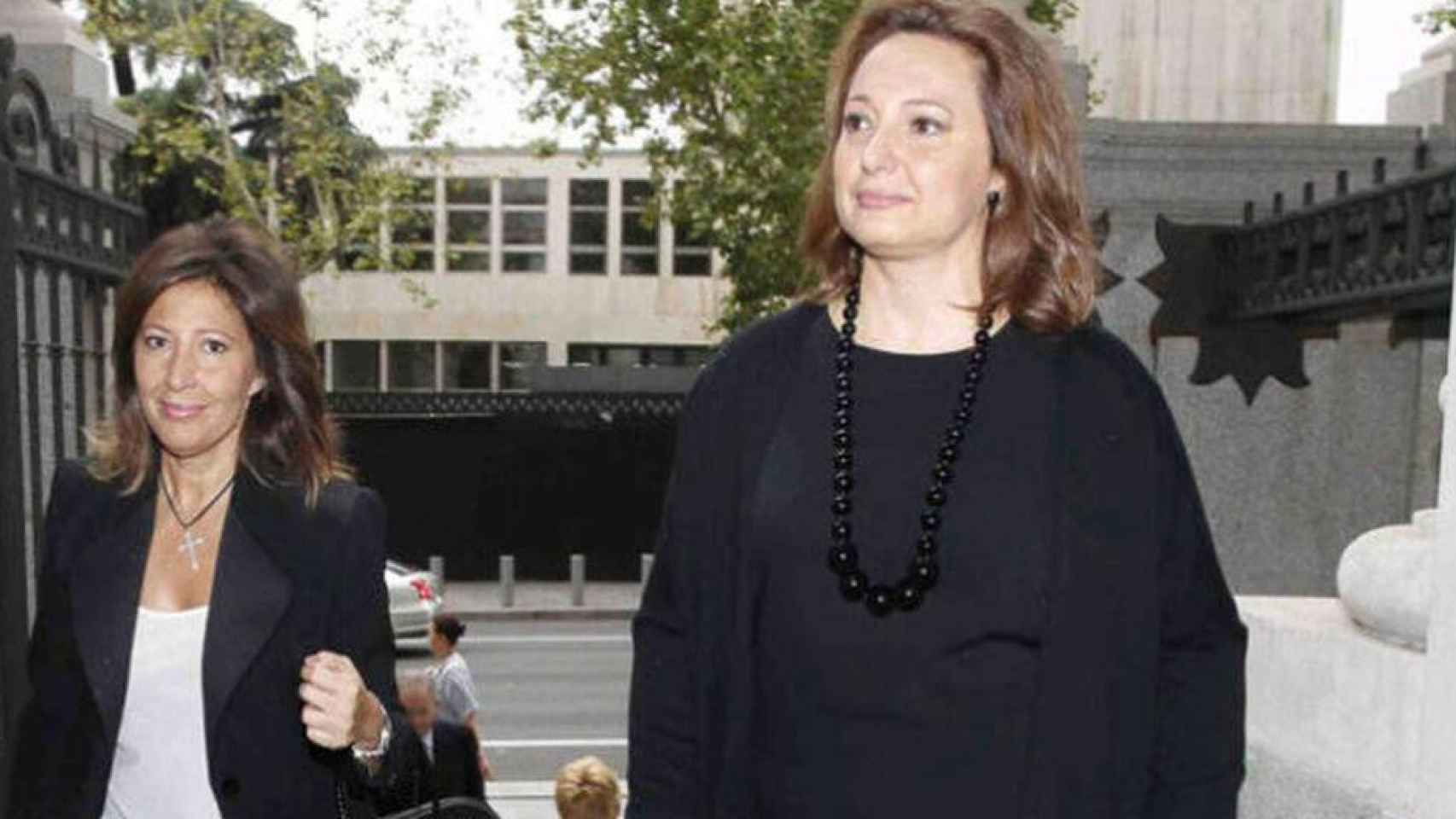 Marta Álvarez, accionista de El Corte Inglés, junto a su hermana Cristina / EE