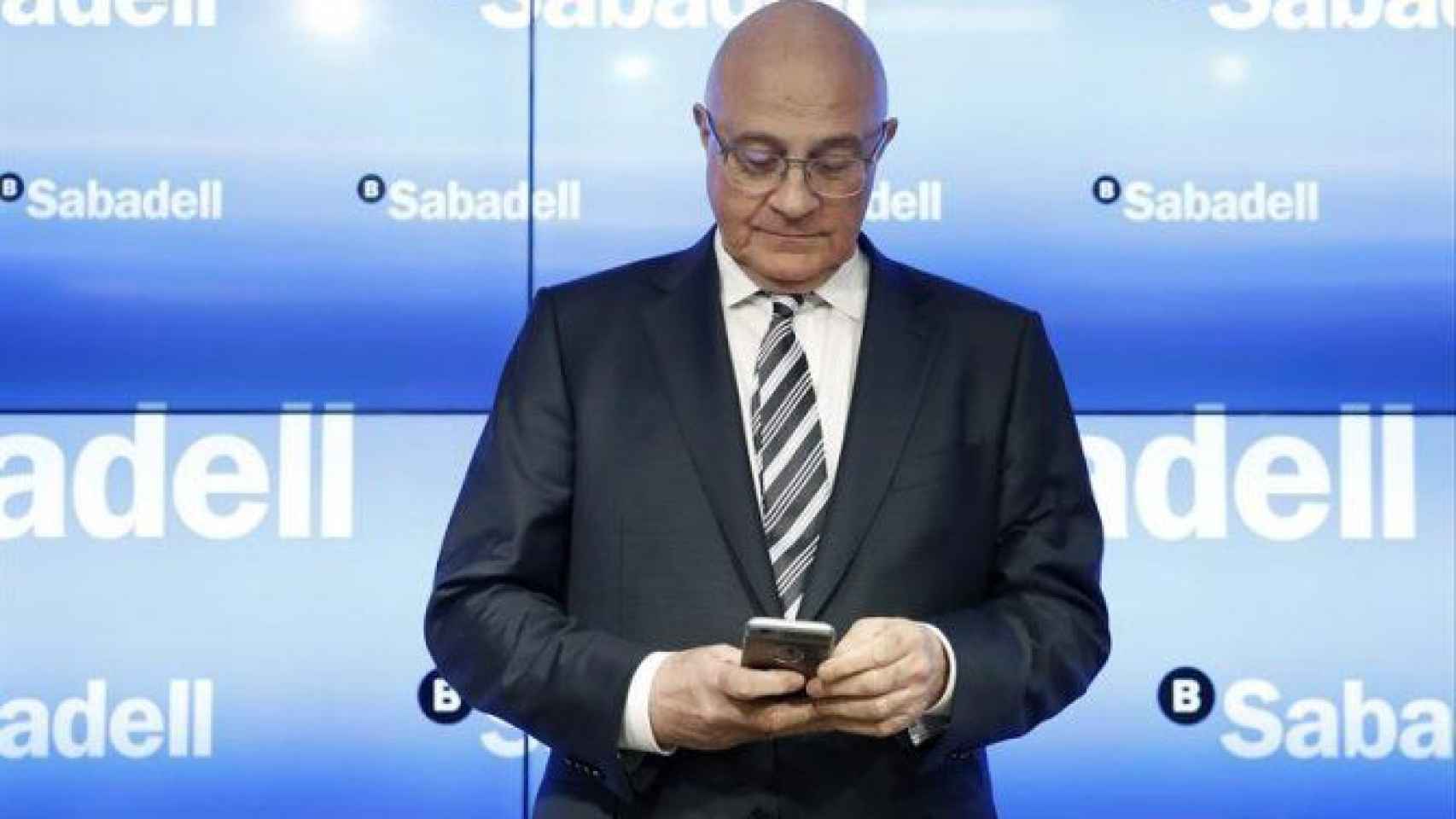 Josep Oliu, presidente de Banco Sabadell, la entidad que pagará 80 millones por los errores informáticos en Gran Bretaña / EFE