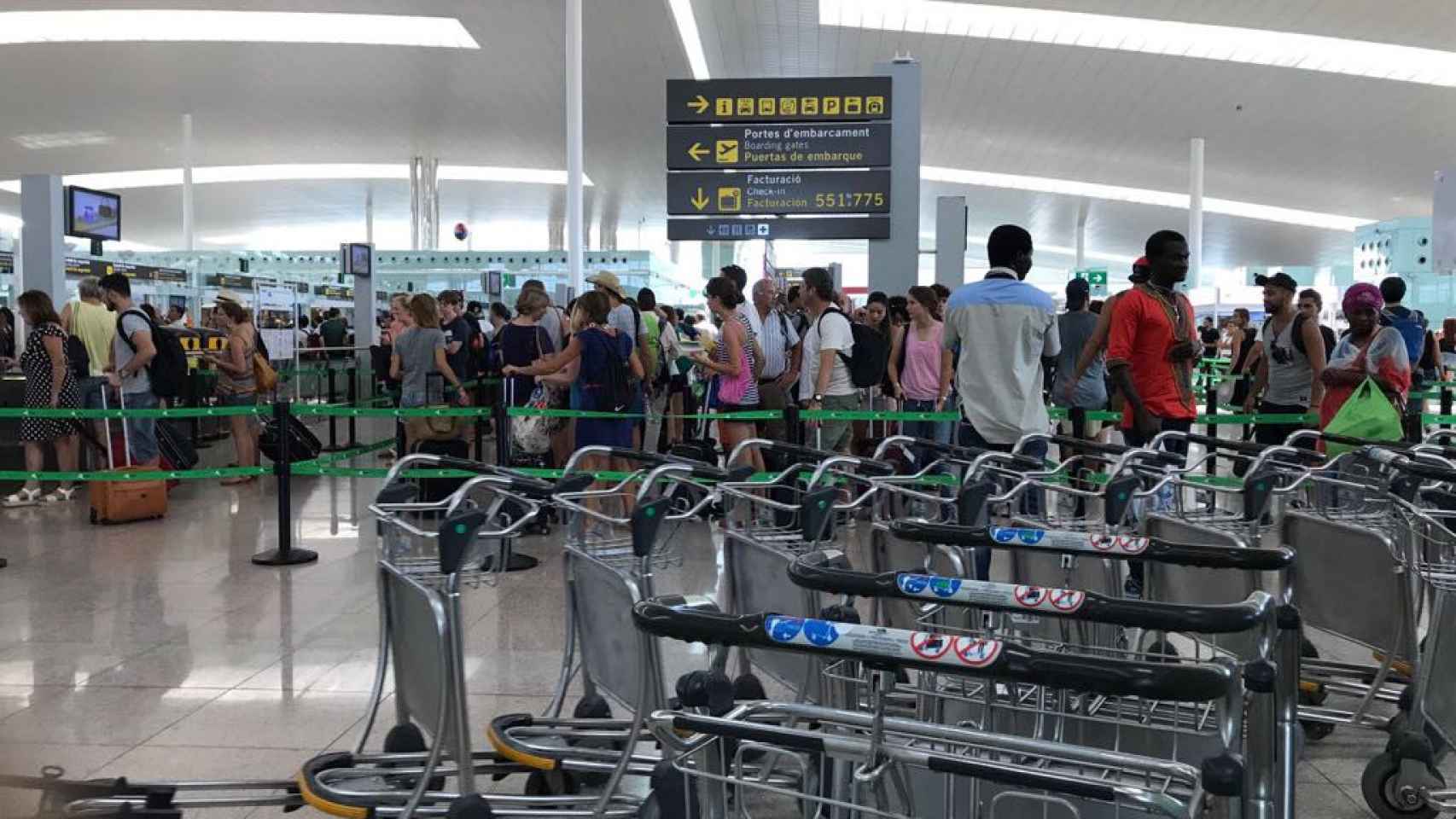 Colas en los controles de seguridad del aeropuerto de El Prat el sábado / CG