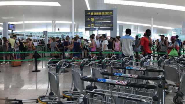 Colas en los controles de seguridad del aeropuerto de El Prat el sábado / CG