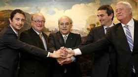 Marcelino Armenter, segundo por la derecha, y Lluís Rullán (d) el día de la firma del compromiso de la Generalitat para comprar los terrenos de BCNWorld