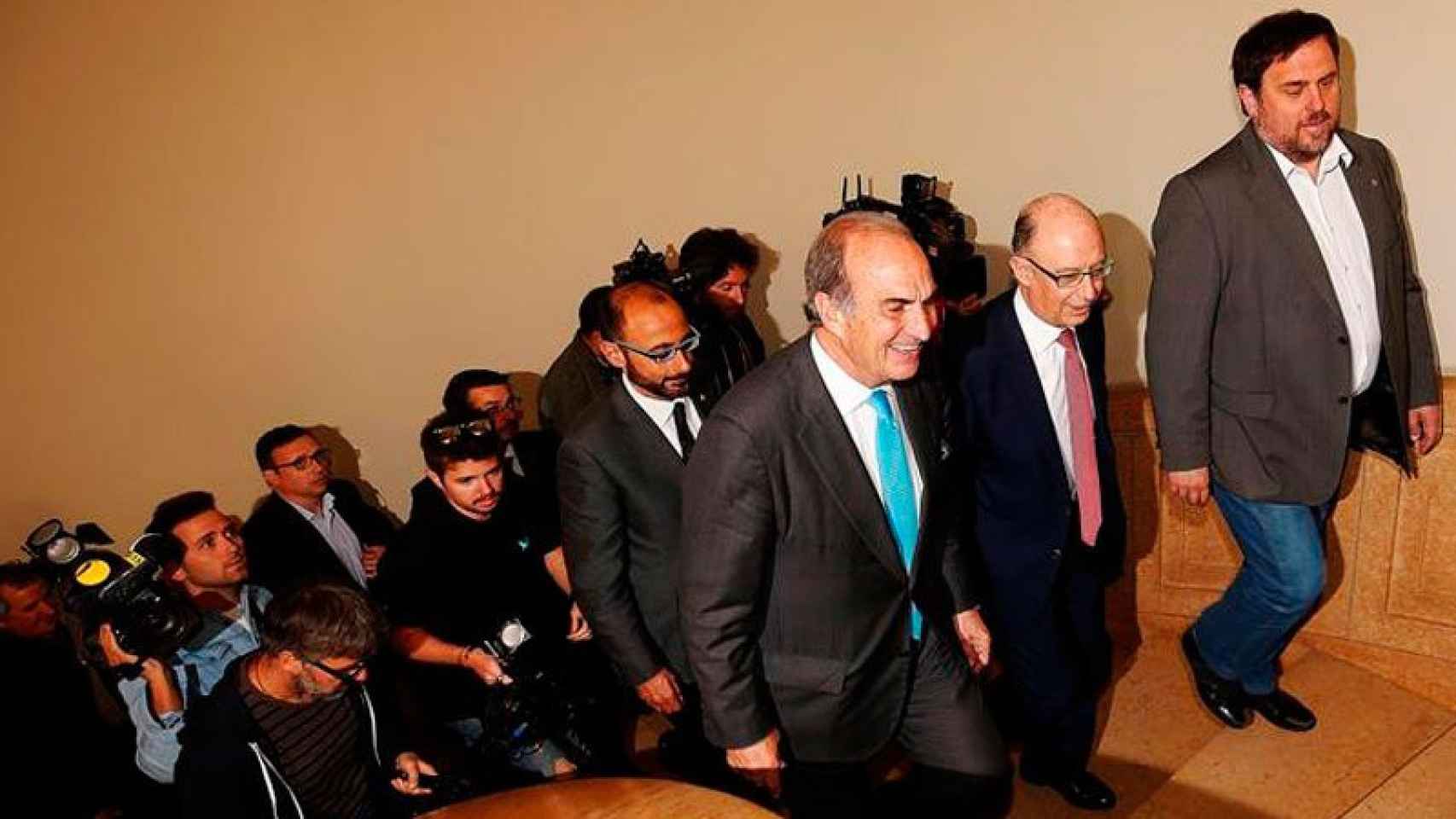 Cristóbal Montoro (centro) llega este lunes a la patronal Foment del Treball acompañado del vicepresidente económico catalán, Oriol Junqueras (derecha), y el presidente de la organización, Joaquim Gay de Montellà (izquierda).