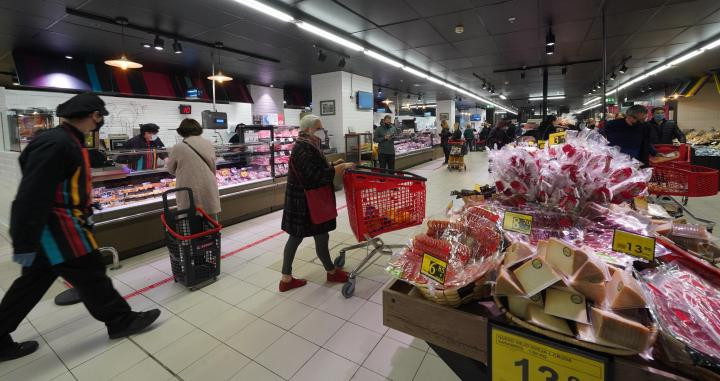 Clientes en un supermercado en imagen de archivo / EP