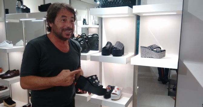 El principal diseñador de Sarkany, Ricky, enseña uno de sus zapatos / CG