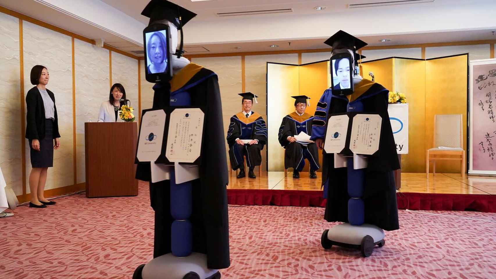 Estudiantes de Japón reciben sus diplomas de graduación a través de robots / BBTU