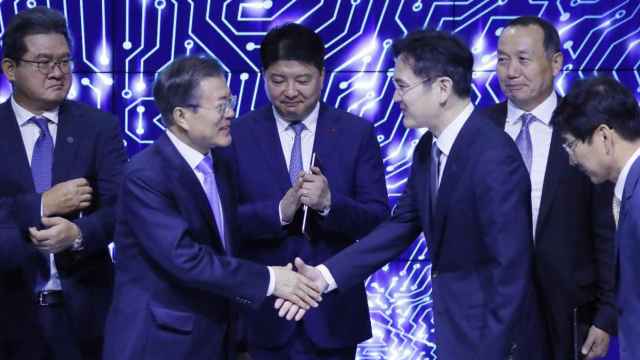 Altos ejecutivos de Samsung en la ceremonia del acuerdo de inversión de Samsung Display en la fábrica de la compañía / Europa Press