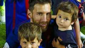 Leo Messi junto a sus hijos Thiago (i) y Mateo (d) antes de un partido del Barça / CD