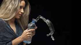 Mujer con una botella agua / PIXABAY