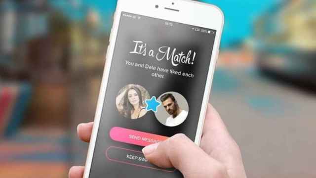 Imagen de stock de un match en la app de Tinder para ligar