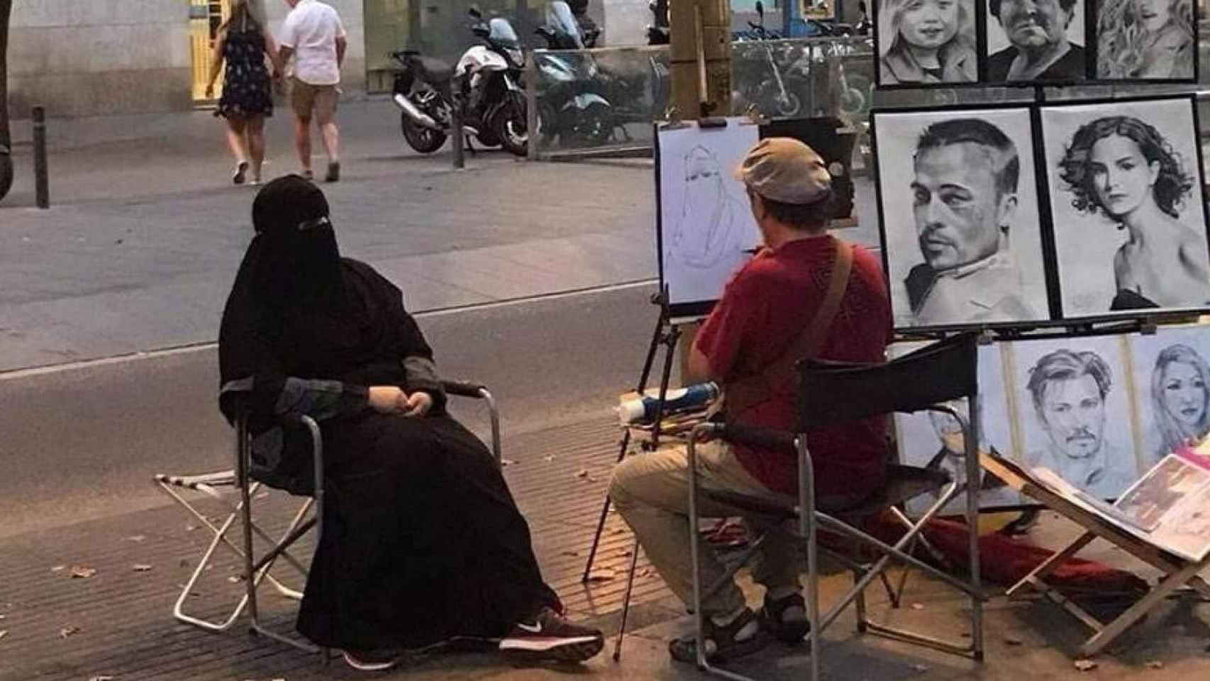 Foto del retrato de la mujer del niqab en Las Ramblas que se ha hecho viral / TWITTER