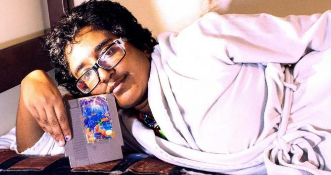 Noorul Mahjabeen Hassan con el cartucho de Tetris / YOUTUBE
