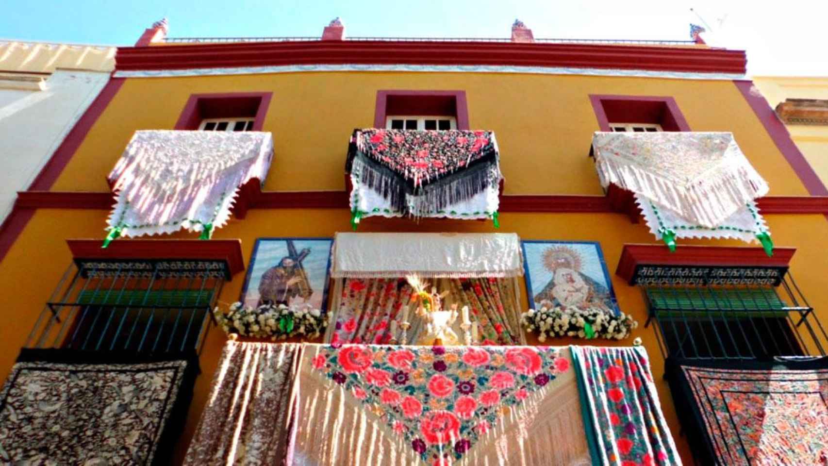 Los balcones de Sevilla lucen los adornos de Semana Santa en Sevilla /EP