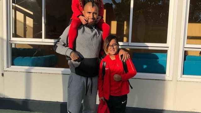 Arturo Vidal acude al colegio a recoger a sus hijos
