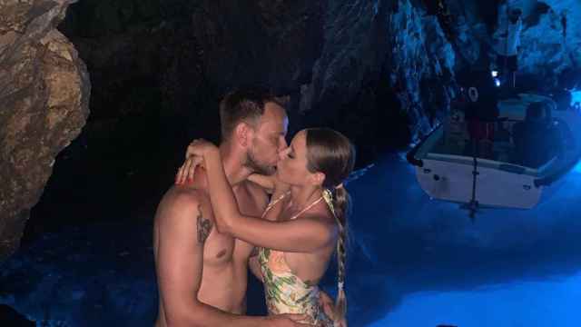 Rakitic y Mauri se funden en un beso en una cueva de Croacia