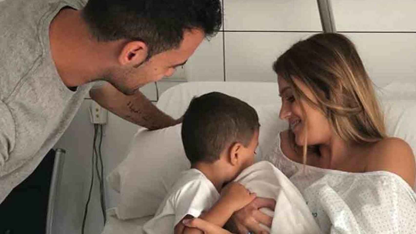 Una foto de Sergio Busquets y Elena Galera junto a su primogénito y su segundo hijo, Levi / instagram