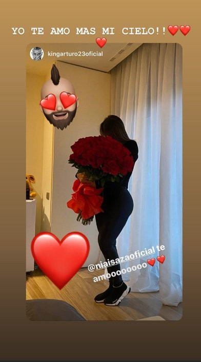 Sonia Isaza, con el ramo de rosas que le regaló Arturo Vidal para San Valentín | Instagram